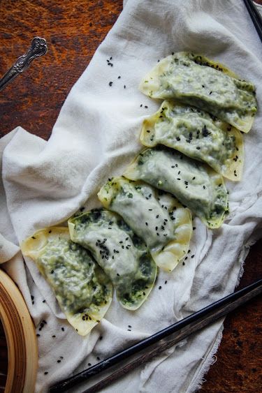 This Rawsome Vegan Life: KALE + EDAMAME DUMPLINGS w/ SIMPLE DIPPING SAUCE Edamame Dumplings, Vegan Dumplings, Kale Recipes, Edamame, Vegan Foods, Vegan Life, Vegan Eating, Vegan Dishes, Vegan Dinners