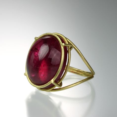 Filigrana Jewelry, Ruby Rings, Designer Diamond Jewellery, Nice Ideas, Cabochon Ring, Classy Jewelry, Gold Jewelry Indian, Antique Engagement Rings, Tourmaline Ring