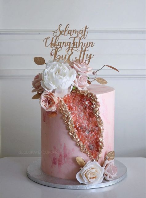 Cake And Cupcake Display Lux Birthday Cake, Rose Gold Geode Cake, Elegant Cake Designs Birthday Women, Geode Cake With Flowers, Glamorous Birthday Cake, Glam Cake Birthday For Women, Luxury Cakes Birthday For Women, Glam Birthday Cake, Elegant Birthday Cakes For Women