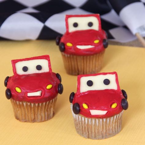 Lightning McQueen Cupcakes Mcqueen Cupcakes, Cupcake Receptek, Cars Cupcakes, Flash Mcqueen, Disney Cupcakes, Cupcake Photos, Cars Birthday Party, Cars Party, Car Party