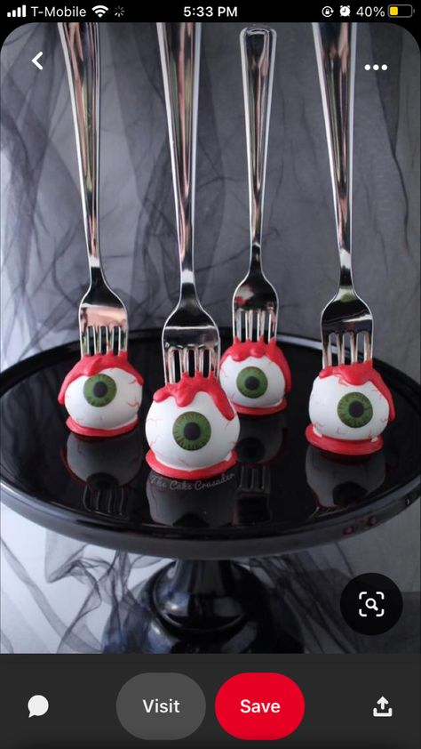 Fork Eyeball Cake Pops, Cool Cake Pops Ideas, Hallowen Food Ideas Sweet, Halloween Cakes Pops, Halloween Party Cake Pops, Cakepop Halloween Ideas, Scary Halloween Cake Pops, Eye Cake Pops, Eyeball Cake Pops Halloween