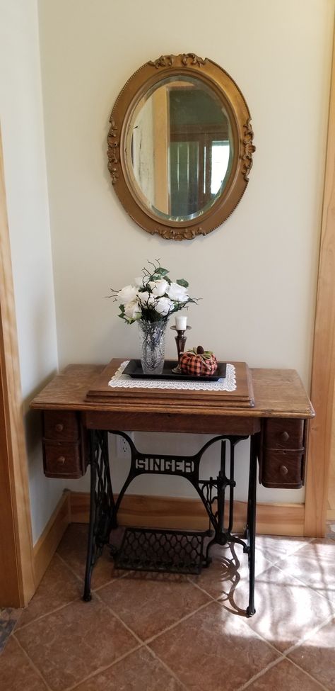 Singer Table, Antique Sewing Machine Table, Old Sewing Tables, Sewing Table Repurpose, Shabby Chic Storage, Sewing Machine Tables, Furniture Fix, Antique Sewing Table, Shabby Chic Room