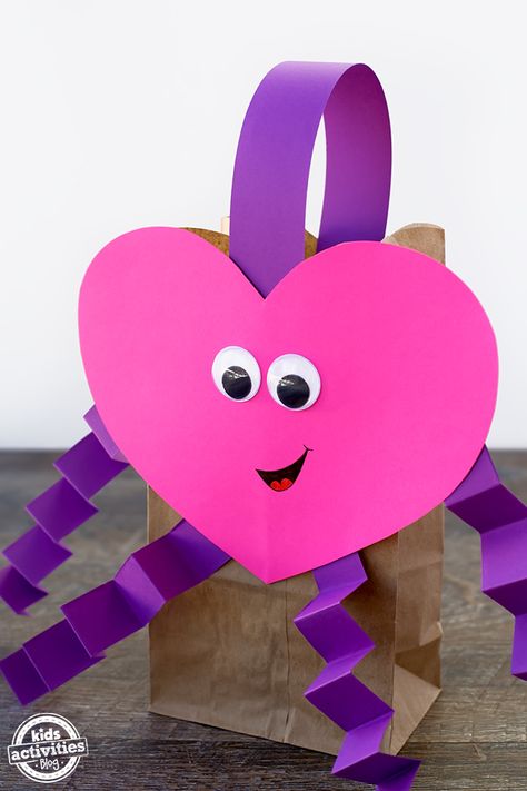 Valentine Bags, Valentines Card Holder, Valentines Day Bags, Kindergarten Valentines, Paper Bag Crafts, Valentines Gift Bags, Valentinstag Party, Valentine's Day Crafts For Kids, Preschool Valentines