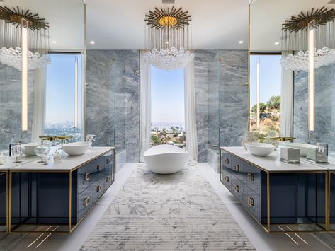 Baller mansion 1 Penthouse Bathroom, Home With Pool, Nyc Penthouse, Modern Homes For Sale, Bathroom White, Master Bathrooms, Beautiful Houses, Design Exterior, Hollywood Hills