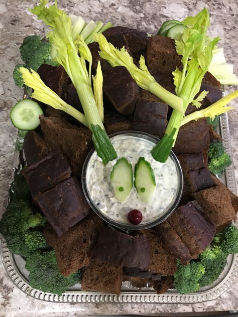 Dip deer! Simple premise setup from the grocery store, arranged on a tray and added veg! #deer #reindeer #spinachdip #tray #festive #christmas Deer Food, Vegetable Tray, Veggie Tray, Spinach Dip, Food Trays, Grape Leaves, Festive Christmas, Grocery Store, Appetizer