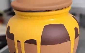 This honey pot craft is really cute. It's super eye catching as a centerpiece at a party. But, it's a lot of work. Like, a lot a lot of work. You can be lazy about it and make it less work, but it won't look as good and it won't be worth it. So keep that in mind before you start this project. You don't want to get upset halfway through, after you've spent all the money to buy the supplies.With that being said, this tutorial shows you how to turn a plain glass jar into an adorable honey… Honey Pot Craft, Pooh Party Ideas, Winnie The Pooh Party Ideas, Diy Baby Blocks, Diy Winnie The Pooh, Winnie The Pooh Hunny Pot, Pooh Hunny Pot, Winnie The Pooh Hunny, Pot Craft