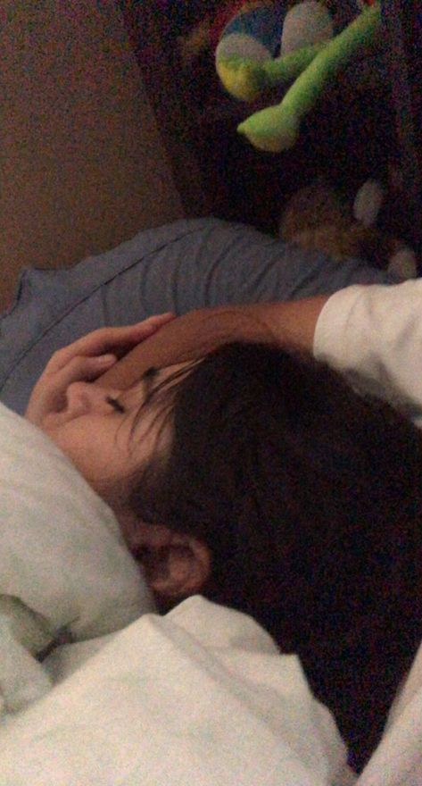 Fake Gf Sleeping, Sleeping Girlfriend Aesthetic, Girl Sleeping On Boyfriend Lap, Girl Sleeping On Boyfriend Chest, Fake Cuddle Pic, Tidur Sama Ayang, Girlfriend Sleeping On Boyfriend, Couple Laying Down, Fake Insta Story Girlfriend