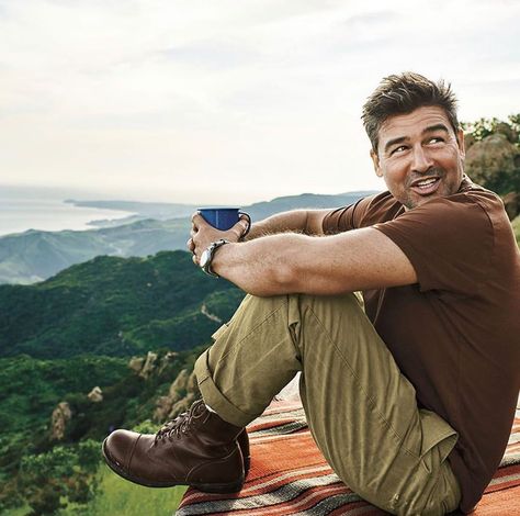 Buck Mason on Instagram: “Clear eyes, full hearts, can’t lose. Coach Taylor in Buck Mason for the June issue of @mensjournal. Huge thanks to @jefflipsky and…” Kyle Chandler, Handsome Male Models, Magazine Man, Mens Journal, Clear Eyes, Friday Night Lights, George Clooney, Sony Pictures, Dog Show