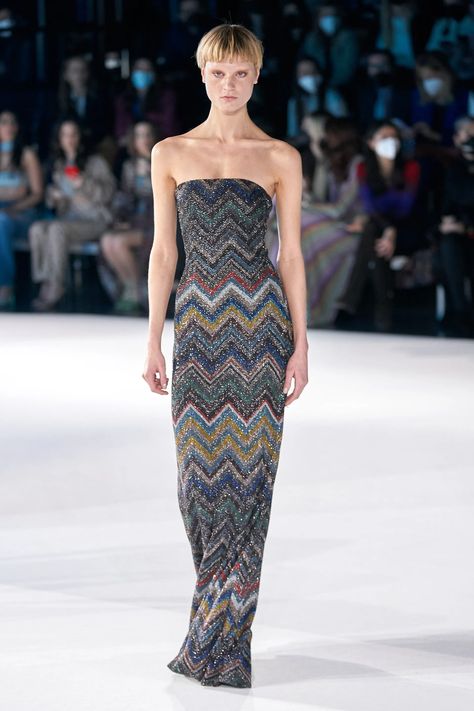 Missoni Fashion, Runway Gowns, Missoni Dress, Fashion Figures, Androgynous Fashion, Knitwear Fashion, Spring Fashion Trends, Fall 2022, Fashion Show Collection