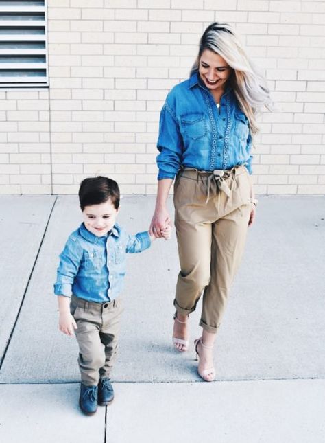 Madre e hijo con outfits iguales en pantalones beige, camisas azules y zapatos beige Mother Son Matching Outfits, Mommy Son Outfits, Mom And Son Outfits, Son Outfits, Son Photo Ideas, Mommy And Me Photo Shoot, Mom Of Boys Shirt, Outfit Matching, Mommy And Son