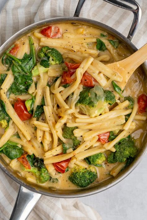 Pasta For Two, Quick Vegan Meals, Vegan Pasta Recipes, Spinach Pasta, Vegan Comfort Food, Spinach Recipes, One Pot Pasta, Healthy Veggies, Broccoli Recipes