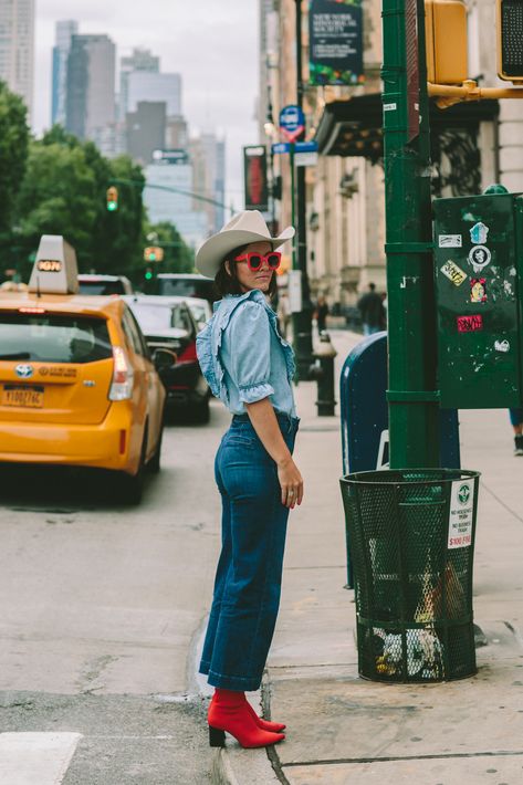 Womens Cowboy Hat Outfit, Beige Cowboy Hat Outfit, Cowboy Hat Street Style, Cowboy Hat Outfit Woman Casual, Red Cowboy Hat Aesthetic, Clothes Aethstetic, New Mexico Outfits, Cowboy Booties Outfit, Cowboy Hat Outfit Woman