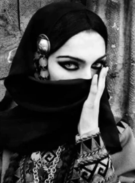 Persian Art Aesthetic, Georgian Traditional Clothing, Persian Traditional Clothing, Georgian Aesthetic, Georgia Aesthetic, Claws Makeup, Georgian Women, Revolution Art, Persian Women