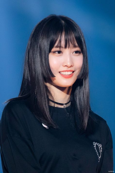 Momo Twice Hime Haircut, Kpop Idols Hairstyle, Hime Bangs, Hime Cut, Momo Hirai, Layered Haircuts With Bangs, How To Cut Bangs, Floral Hair Clip, Hirai Momo