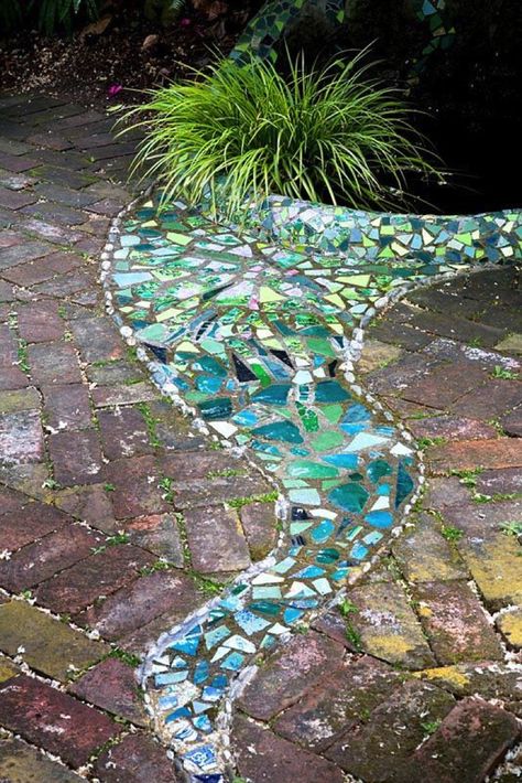 Diy Mosaic Garden, Mosaic Walkway, Garden Mosaics, Garden Walkway, Pebble Mosaic, Mosaic Garden, Charming Garden, Garden Path, Garden Edging