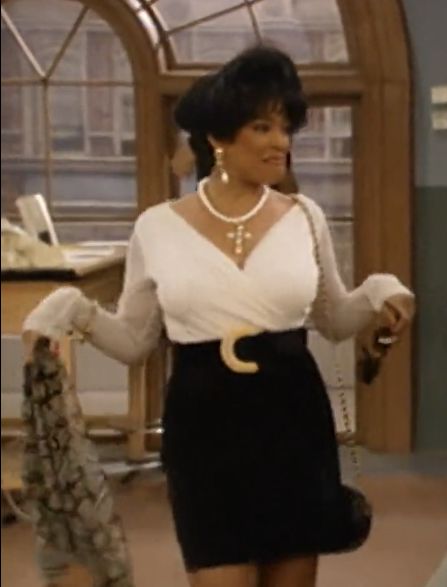 living single (1993) Regine Hunter Fashion, Regine Living Single Outfits, Maxine Shaw Living Single Outfits, Living Single Outfits, Regine Hunter, Sitcom Fashion, 90s Sitcoms, Living Single, 90s Inspired Outfits