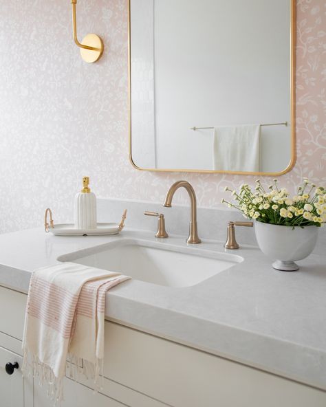 - WHISPERING PINES - The wallpaper and the tile in this bathroom complement each other so well, together they create the perfect combination of textures and pattern. Shop online for more items like this! Designed by @joeysnowdesign_co Photo by @pixelsandpigment #bathroominspo #bathroomdecor #bathroomdesign #bathroominspiration #bathroomgoals #bathroomideas #bath #luxurybathroom #tiles #bathroom #bathroomremodel #bathroomrenovation #interiordesign #remodel #interiors #sandiego #carlsbad #o... Girls Bathroom Mirror, Bathroom Teenage Girl, Girls Ensuite Bathroom, Teen Girl Bathroom, Teenage Girl Bathrooms, Guest Bathroom/kids Bathroom, Bathroom Goals, Bathroom Refresh, Bathroom Inspo