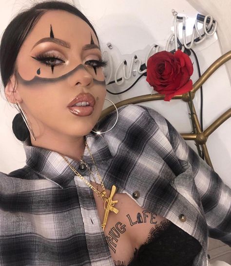 6,223 Likes, 115 Comments - AIMÈ PRADIS🍒 (@aimebbyyy) on Instagram: “Spooky🥀🖤🎲 First Halloween look many more to come ✨ @anastasiabeverlyhills ebony dipbrow pomade…” Gangster Clown Makeup, Soft Glam Eyeshadow, Gangster Clown, Exotic Makeup, Glam Eyeshadow, Clown Halloween, Many More To Come, Playing Cards Art, Dipbrow Pomade