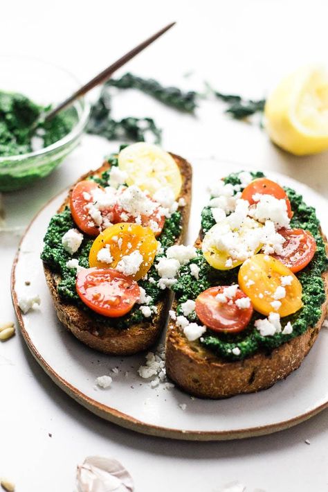 Move over avocado... pesto toast is about to become your new favorite brunch! This recipe uses a vibrant, freshly made kale pesto, with cherry tomato and feta topping... but the possibilities are endless! This is ideal for when you've got a batch of homemade pesto to use up, but you can make pesto toast with jarred pesto too! Pesto Caprese Toast, Pesto Toast Breakfast, Pesto Tomato Toast, Hummus Tomato Toast, Pesto Toast, Pesto Eggs On Toast, Bread Pesto Mozzarella Tomato, Toast Toppers, Tomato And Feta