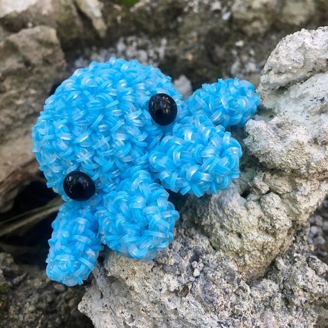 @olympus_da_loomer shared a photo on Instagram: “Loomigurumi Octopus designed by @tiger_looms 🐙🤩😍❤️ I really love this design😍 IT IS SUPER CUTE🥺💕💕 @tiger_looms did an amazing job designing…” • Mar 5, 2021 at 12:59pm UTC Rainbow Loom Octopus, Rainbow Loom Amigurumi, Free Loomigurumi Patterns, Rainbow Loom Animals Tutorials, Loomigurumi Tutorials, Loomigurumi Patterns, Rainbow Loom Ideas, Loomband Ideas, Rainbow Loom Animals