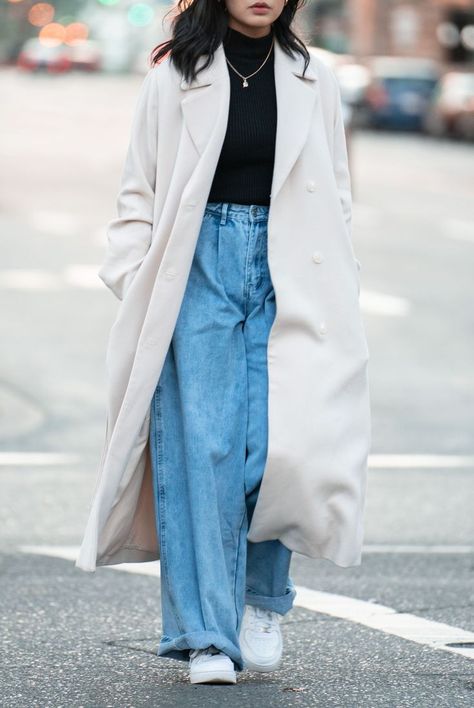 Fall street style | oversized coat, wide-leg jeans and sneakers Sleeveless Trench Coat Outfits, Chicago Fashion Winter, Trench Coat Aesthetic, Outfits With Wide Leg Jeans, Coated Jeans Outfit, Wide Leg Jeans Winter, Trench Coat Outfit Fall, Spring Coat Outfit, Loose Jeans Outfit