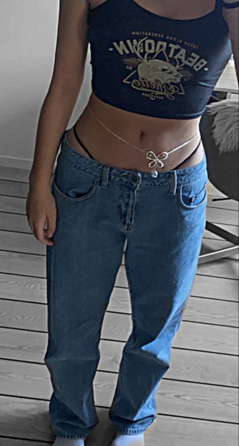 Pants With Thongs Outfits, Low Rise Jeans Thong, Y2k Thong Outfits, Thong Outfits Jeans, Thong Above Pants Outfit, Outfits With Low Rise Jeans, Whale Tail Outfit, Thong Jeans Outfit, Low Rise Jeans 2000s