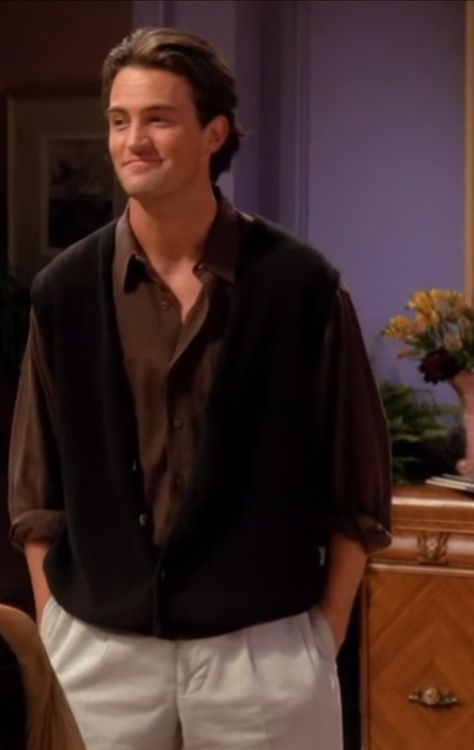 Chandler Bing Outfit Ideas, Chandler Bing Season 1, Season 1 Chandler, Chandler Outfits, Chandler Bing Outfits, Friends Season 1, Friends Outfit, Monica And Chandler, Friends Cast