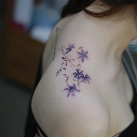 Tattoo Mujer, Purple Flower Tattoos, Dahlia Tattoo, Violet Tattoo, Purple Tattoos, Flower Tattoo Shoulder, Dogwood Blossoms, Stomach Tattoos, Sleeve Tattoos For Women