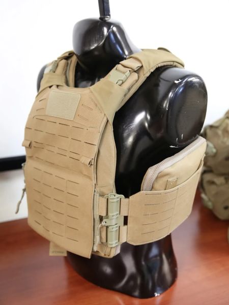 Marine Corp starts fielding next-generation body armor Armoured Vest, Combat Vest, Body Armor Plates, Armor Vest, Tactical Wear, Armor Plate, Combat Armor, Military Gear Tactical, Tac Gear