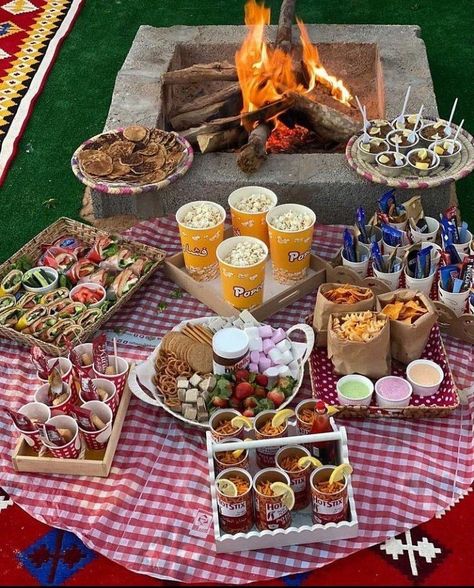 Picnic Date Food, Afghan Food Recipes, Picnic Inspiration, Party Food Buffet, Party Food Platters, Food Displays, Picnic Food, Buffet Food, Picnic Foods