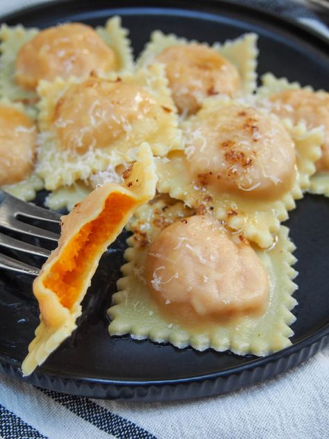 These sweet potato ravioli combine homemade egg pasta with a smooth and flavorful sweet potato filling. Comforting and delicious in every bite. Carrot Ravioli, Sweet Potato Pasta Recipe, Sweet Potato Ravioli, Potato Ravioli, Sweet Potato Filling, Sweet Potato Pasta, Vegan Ravioli, Yaki Udon, Ravioli Filling