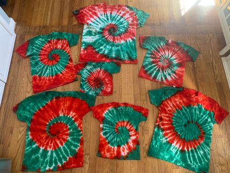 Christmas Tye Dye Patterns, Christmas Tye Dye Ideas, Christmas Tie Dye Shirts, Fixing Clothes, Christmas Tie Dye, Tye Dye Patterns, Christmas Red And Green, Tie Dye Patterns Diy, Diy Tie Dye Shirts