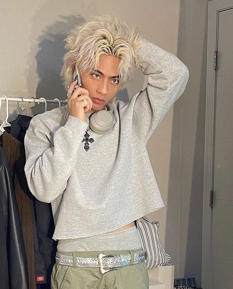 Elias Core, Guy In Crop Top, Cropped Sweater Outfit, Sweater Outfits Men, Bleach Blonde Hair, Masculine Fashion, Shaggy Short Hair, Genderless Fashion, Spiky Hair