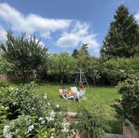 Girl chilling, sunbathing in the garden, best friends, gossip, love, unconditionally love, friendship, garden, nature, blue sky Sunbathing Aesthetic Garden, Sunbathing Aesthetic, Date With Bestie, Detox Day, Digital Detox, France