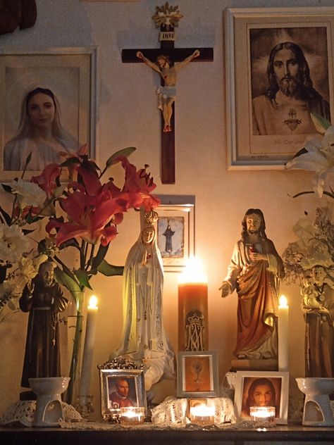 Family Altar Catholic Home, Catholic Altar Home Ideas, Catholic Witch, Home Altar Catholic, Sacred Space Altar, Christian Imagery, Catholic Altar, Church Aesthetic, Virgin Mary Art