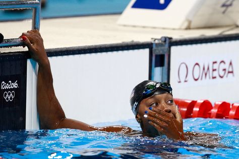 Simone Manuel Makes History as the First Black Solo Swimmer to Win Gold Simone Manuel, Olympic Swimming, Go Usa, Rio Olympics 2016, Rio Olympics, Usa Olympics, Famous Black, Rio 2016, Sports Photos