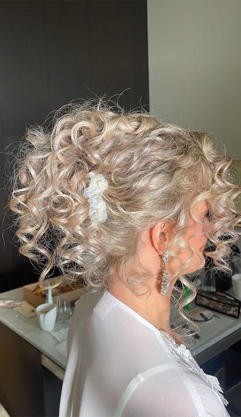 Curly Messy Hairstyles, Curly Hair For Wedding, Messy Upstyle, Natural Curly Updo, Curly Updos For Medium Hair, Curly Hair Updo Wedding, Kids Curly Hair, Updo Simple, Naturally Curly Hair Updo