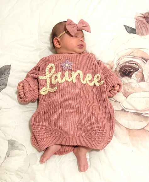 Knit yarn name sweater baby. Hand made sweater. Chunky yarn knitted sweater. Baby girl outfit ideas. Blush pink dusty rose Baby Girl Outfit Ideas, Name Sweater Baby, Girl Outfit Ideas, Embroidery Yarn, Name Sweater, Pink Dusty, Sweater Chunky, Baby Girl Outfit, Yarn Projects