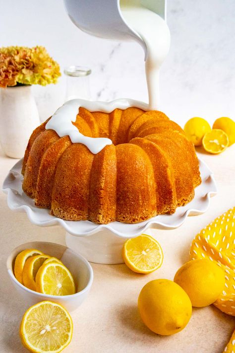 Easy Lemon Pound Cake Recipe, Easy Lemon Bundt Cake, Easy Lemon Pound Cake, Fresh Lemon Recipes, Lemon Bundt Cake Recipe, Delicious Lemon Cake, Rum Butter, Lemon Pound Cake Recipe, Cake Rack