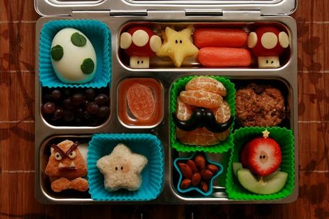 1up! Mario bros party on Pinterest | Super Mario Bros, Super Mario ... Fun Kid Lunch, Kindergarten Lunch, Cute Bento Boxes, Food And Snacks, Mario Bros Party, Mario Birthday Party, Fun Lunch, Mario Birthday, Snack Box