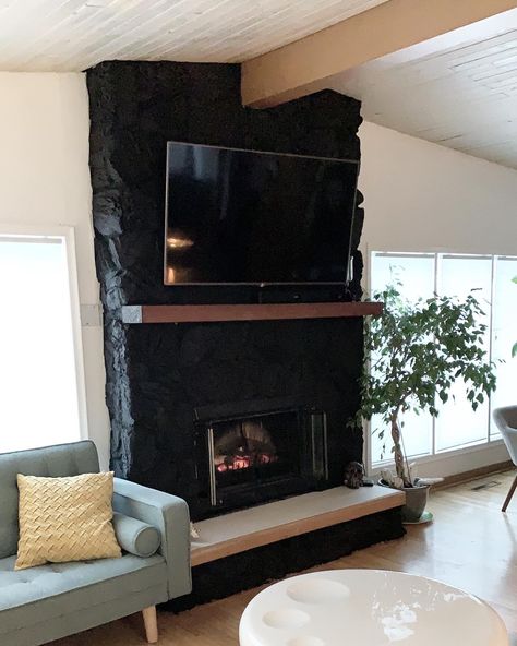 Painted Rock Fireplaces, Mid Century Modern Makeover, Painted Stone Fireplace, Stone Fireplace Makeover, River Rock Fireplaces, Painted Brick Fireplaces, Fireplace Update, Paint Fireplace, Black Fireplace