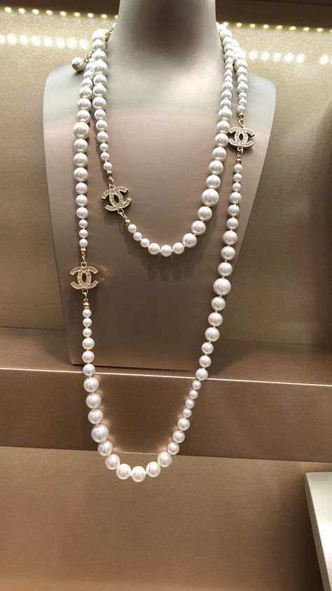 Channel Pearl Necklace, Pearl Necklace Chanel, Long Pearl Necklace Outfit, Channel Necklace, Big Heels, Pearl Necklace Aesthetic, Pearl Necklace Outfit, Chanel Pearl Necklace, Chanel Necklace