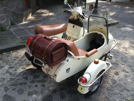 Modern Vespa : PX200 with Sidecar Motorbike With Sidecar, Vespa Sidecar, Bike With Sidecar, Steampunk Motorcycle, Classic Vespa, Crate Motors, Vespa Px, Motorised Bike, Vespa Gts