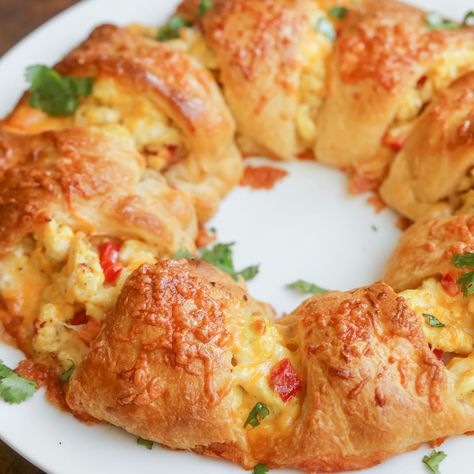 Delicious bacon and pepper-filled eggs inside a ring of delicious crescent roll dough. It's our new favorite breakfast recipe! Cresants Recipes Breakfast, Crescent Rings, Pillsbury Crescent Roll Recipes, Crescent Roll Recipes Dinner, Filled Eggs, Breakfast Ring, Crescent Breakfast, Crescent Roll Breakfast Recipes, Cheesy Breakfast