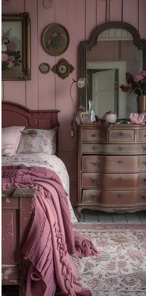 Maroon Bedroom, Dark Wood Furniture, Brown Rooms, Antique Bedroom, Cozy Fall Bedroom, French Bedroom, New Room Ideas, Old Room, Fall Bedroom