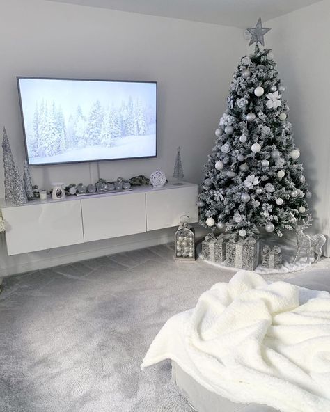 Grey Christmas Decor, Grey Christmas Tree, White Xmas Tree, Glam Christmas Decor, Christmas Apartment, Glam Christmas, Christmas Themes Decorations, Christmas Tree Inspiration, Christmas Room Decor