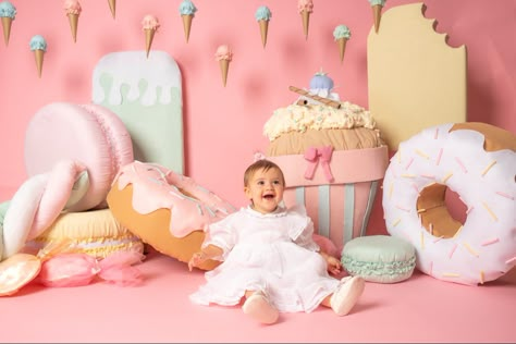 Candyland Photoshoot Ideas, Cotton Candy Theme Photoshoot, Candyland Photoshoot, Sweet One Backdrop With Balloons, Giant Sweets Props, Candy Photoshoot, Coffee House Design, Cake Smash Props, Candy Theme Birthday Party