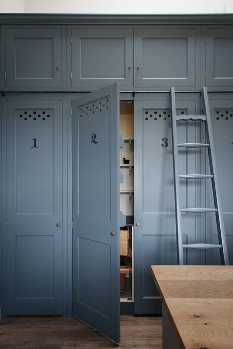 Numbered kitchen cabinets with ventilation holes and a rolling ladder in a Dorset farmhouse kitchen by Plain English English Farmhouse Kitchen, Plain English Kitchen, Beautiful Pantry, English Farmhouse, Bespoke Kitchen Design, Plain English, Traditional Kitchen Design, Sandberg Wallpaper, Tuscan Kitchen