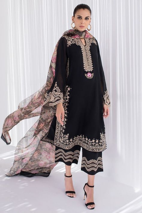 Black Colour Suit Design, Black Suit Styling, Ladies Black Suit, Black Suit Designs, Sania Maskatiya, Pakistani Formal Dresses, Casual Indian Fashion, Pakistani Dresses Casual, Pakistani Fashion Party Wear