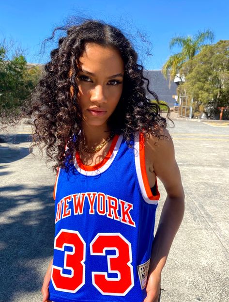 NEW YORK KNICKS💙❤️ #instastreetwear #ootdinspo #womensstreetwear #sneakerhead #streetwear #streetstyle #streetwearstyle #fashioninspo #dailyoutfit #ootdfashion #styleinspiration #stylebyme Knicks Outfit, Nyc Style, Influencers Fashion, Nyc Fashion, New York Knicks, Streetwear Women, Ootd Fashion, Sneaker Head, Daily Outfits